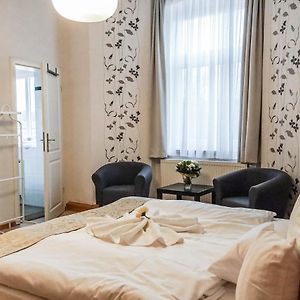 Zimmer mit Kingsize-Bett